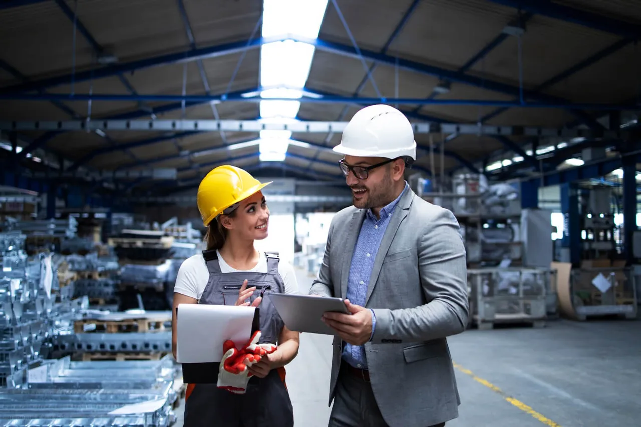Inženjeri u zaštitnoj opremi u industrijskom postrojenju